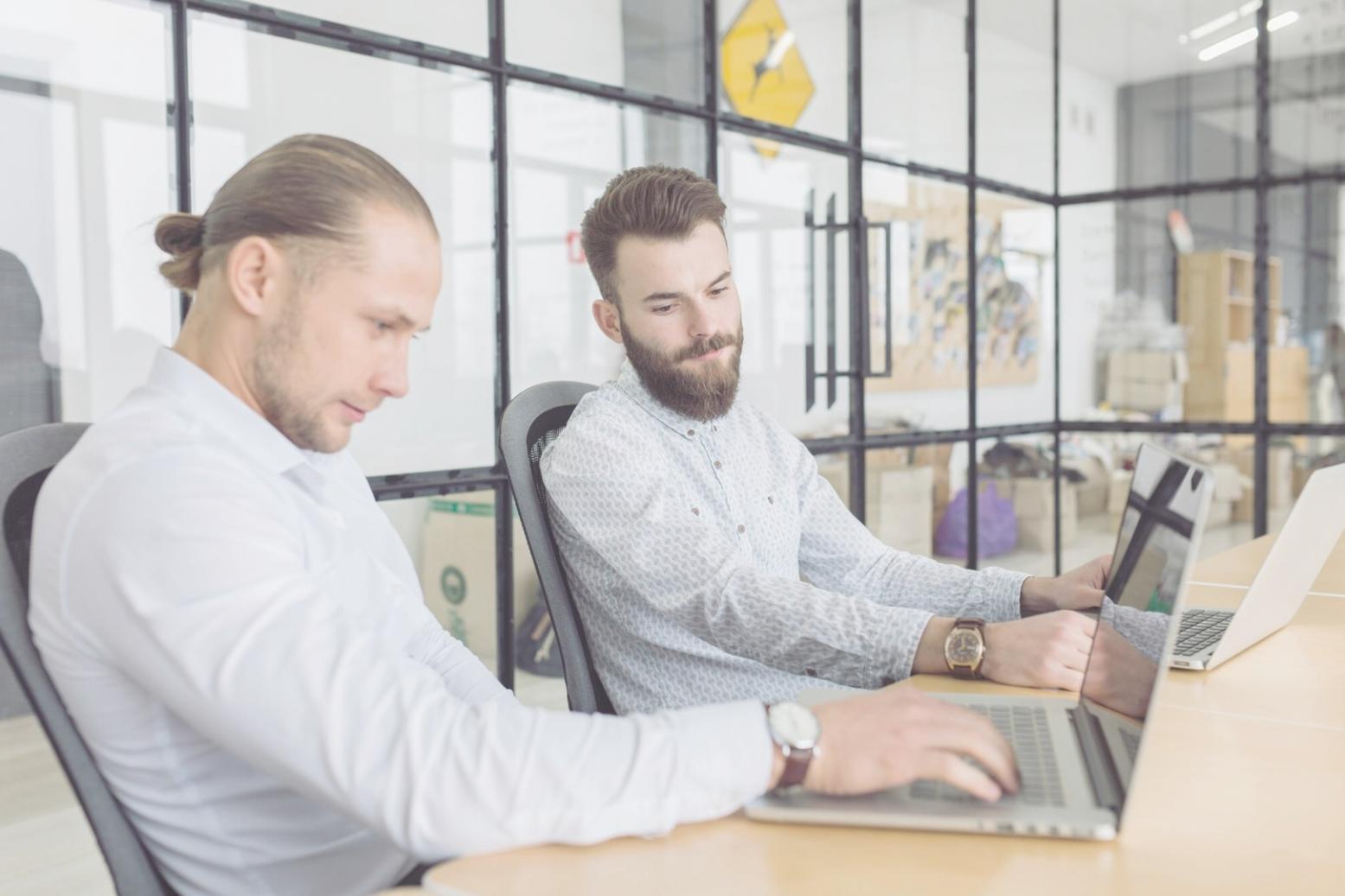 Moderne Startup-Arbeitsumgebung mit Gründern bei der Strategieplanung