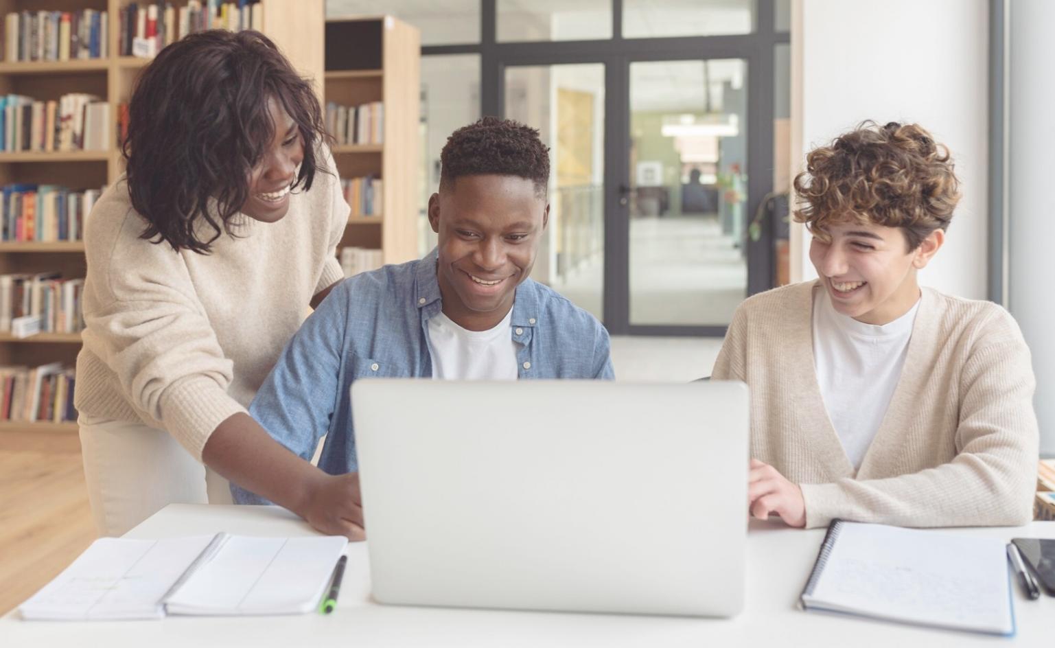 Startup-Beratungsgespräch in modernem Büro